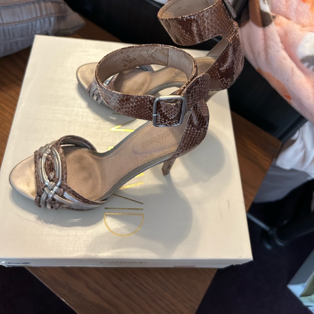 Stunning Joan&David Sandal Dasiona in 6.5 M leather mixed media
